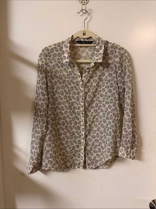 Zara Tops - Light Cream Button-Up Shirt with Black Skull Print 💀